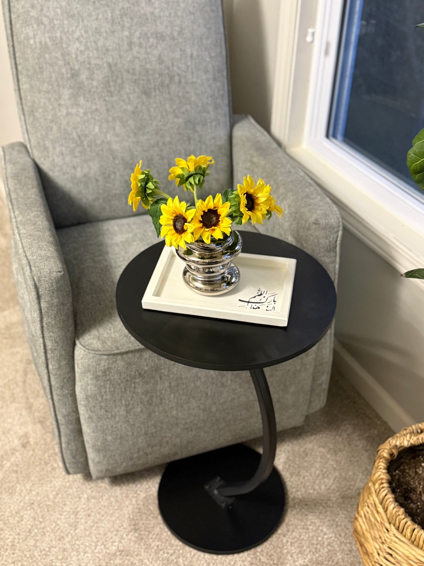 Black Modern C-Shaped Side Table - Sofa Laptop Desk for Small Spaces Living Room End Table